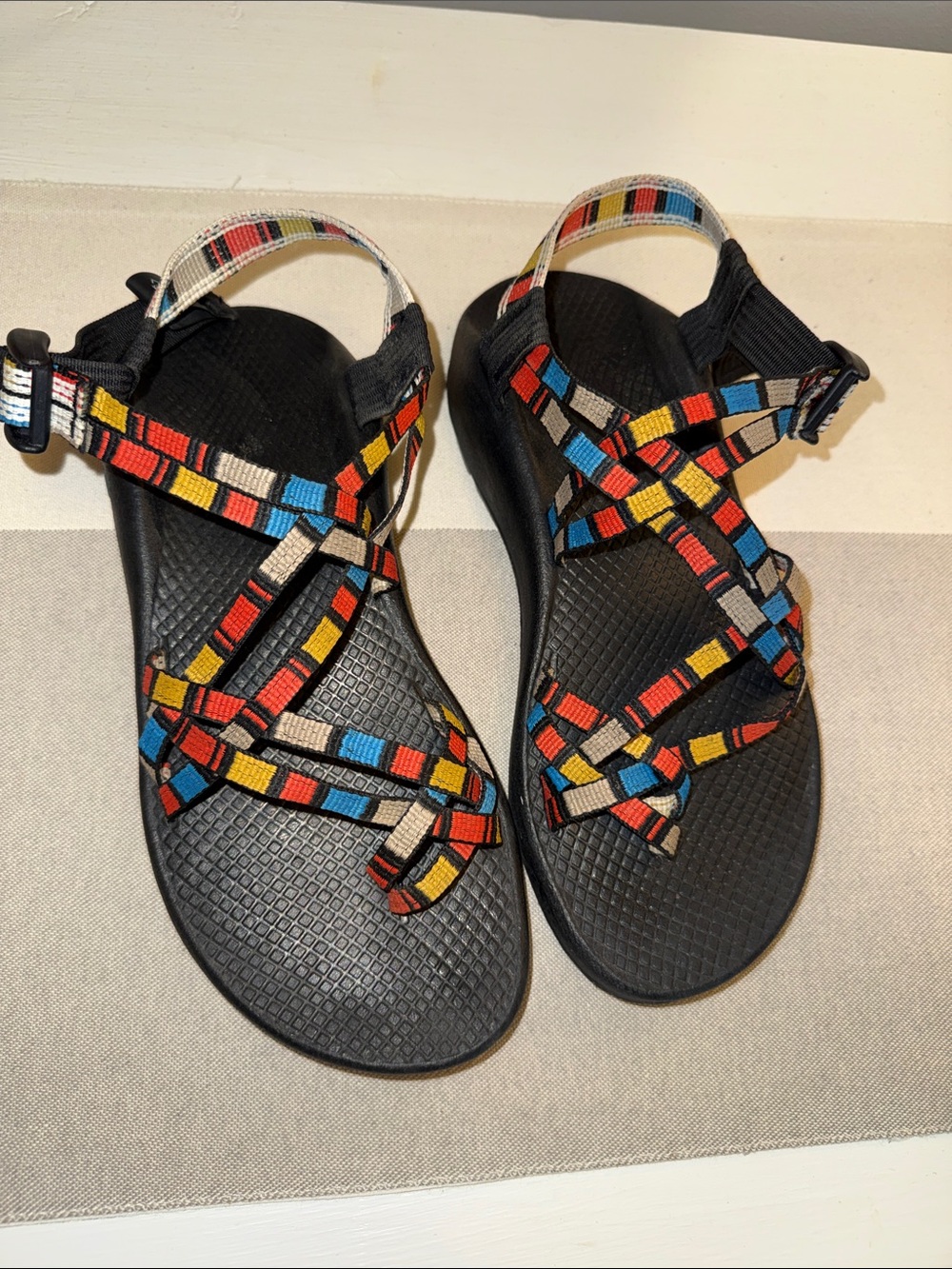 Chaco size 8 Womenโs Strappy Outdoor Sandals in Black with Multicolor Webbing